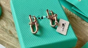Memancarkan Keanggunan Melalui Anting HardWear Tiffany
